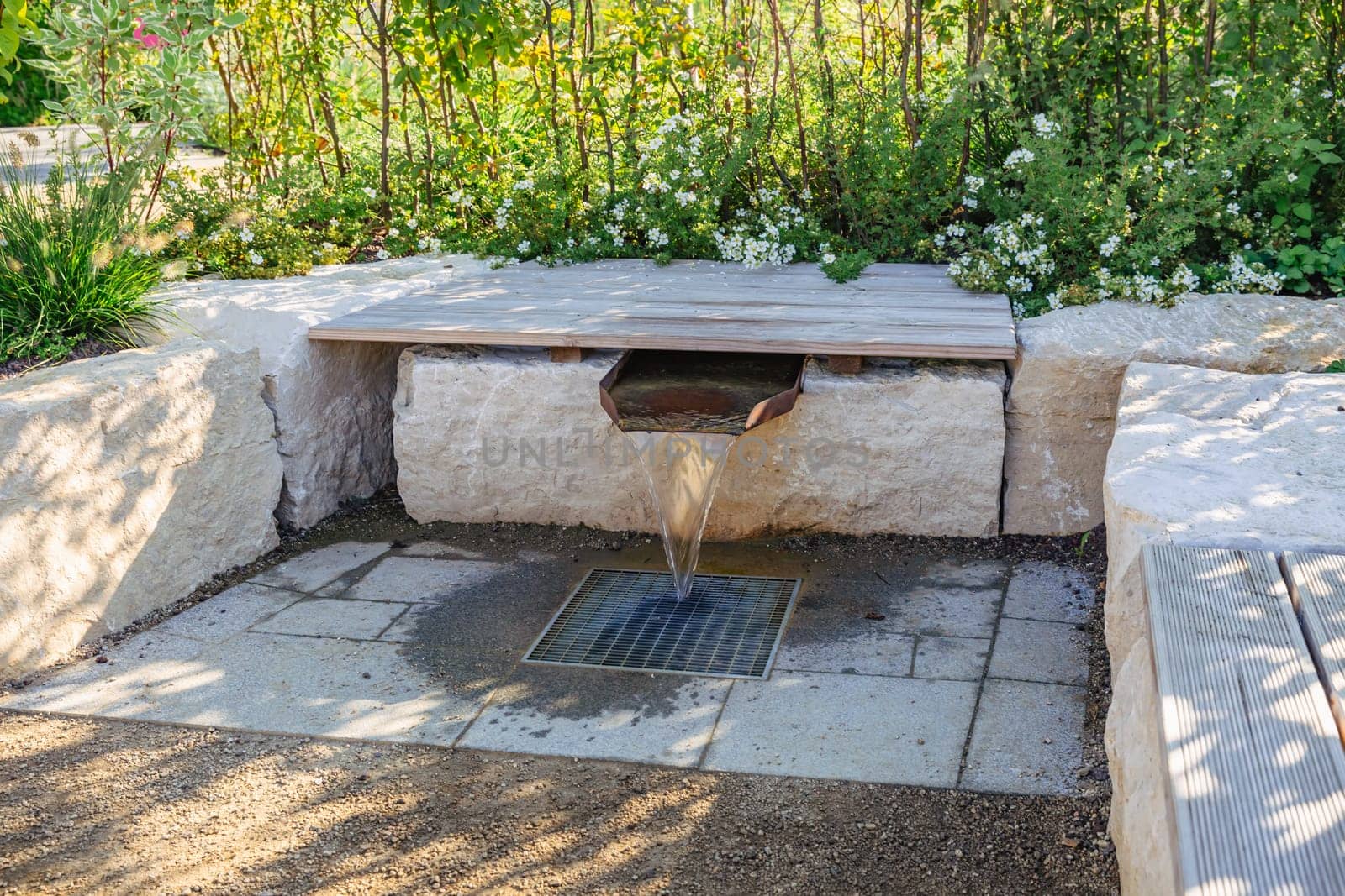Modern water design with sitting area in a garden, patio or city park