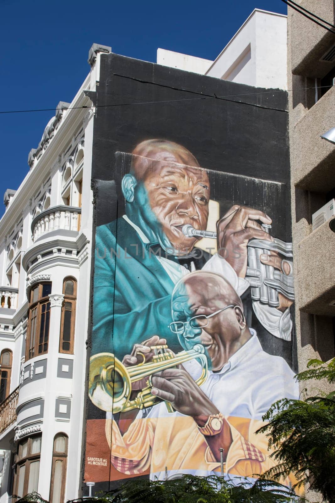 aussergewöhnliches Fassadengemälde in der Innenstadt des Street Art Künstlers Sabotaje al Montaje mit dem Titel Nilo Caparrosa, Teneriffa, Kanarische Inseln, Spanien, Santa Cruz