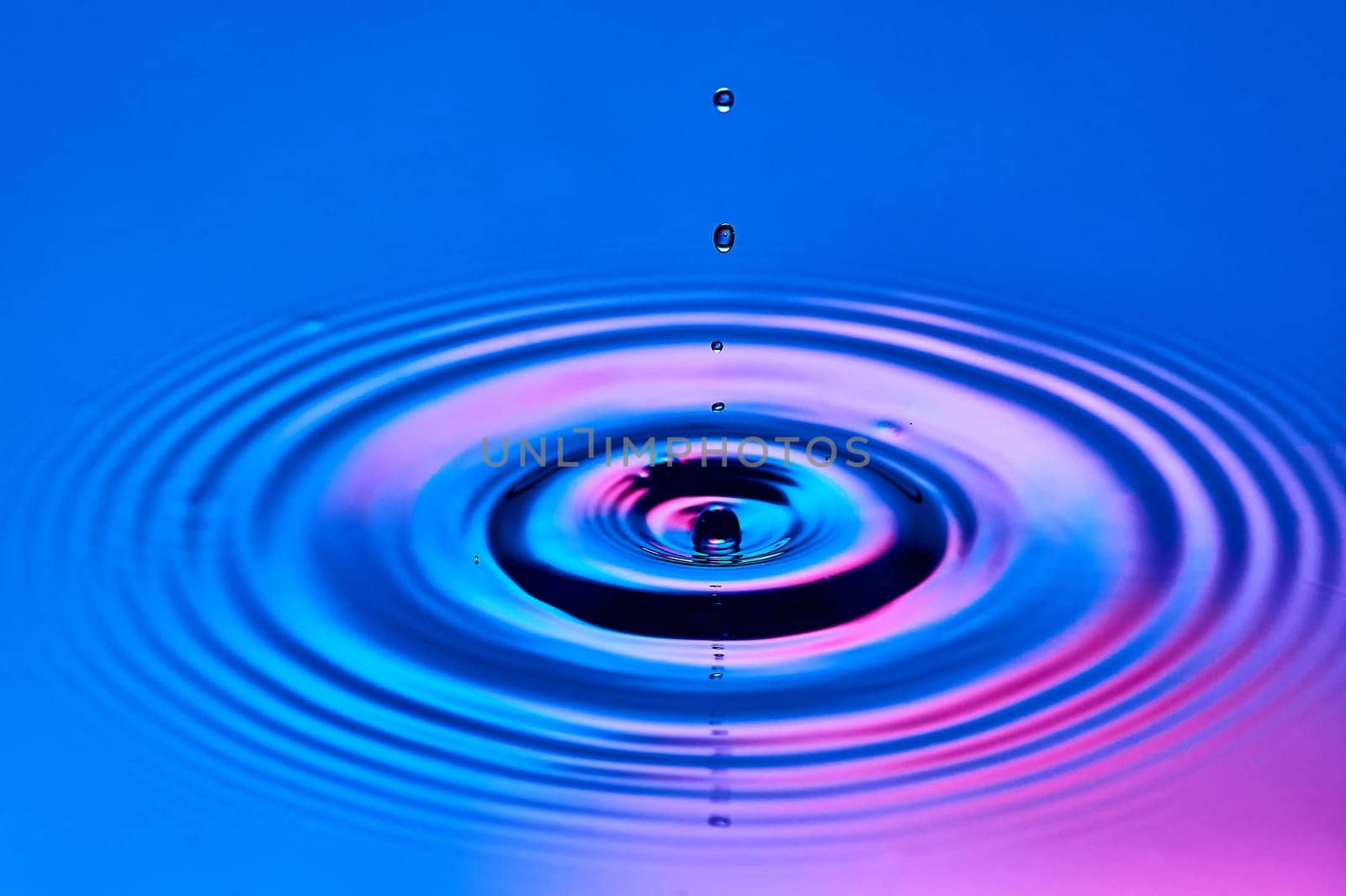 a drop of water falling into the water and creating waves. High quality photo