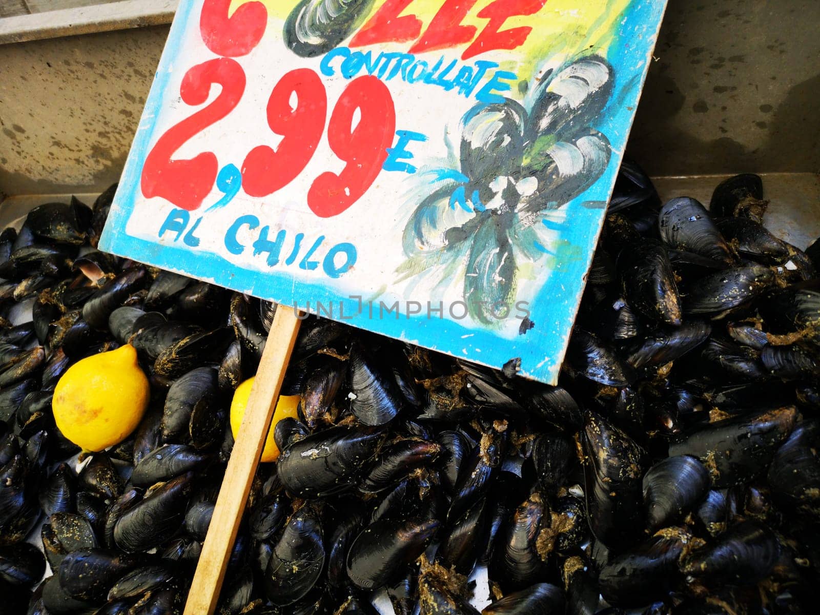 Mussels with lemon in open seamarket, Napoli