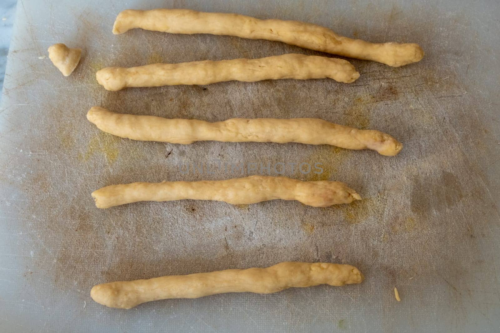 preparation of struffoli 1. Roll out the dough made from eggs, flour, Marsala wine and sugar, in the shape of a stick and cut into chunks