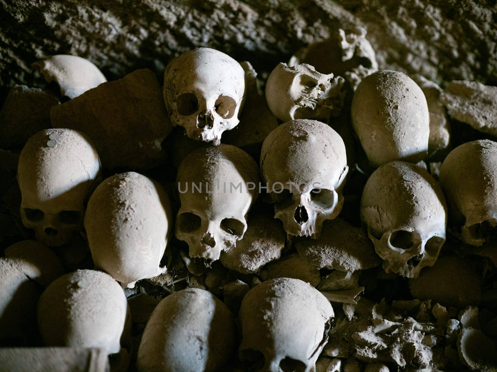 Skull and bones in ancient ossuary, Naples