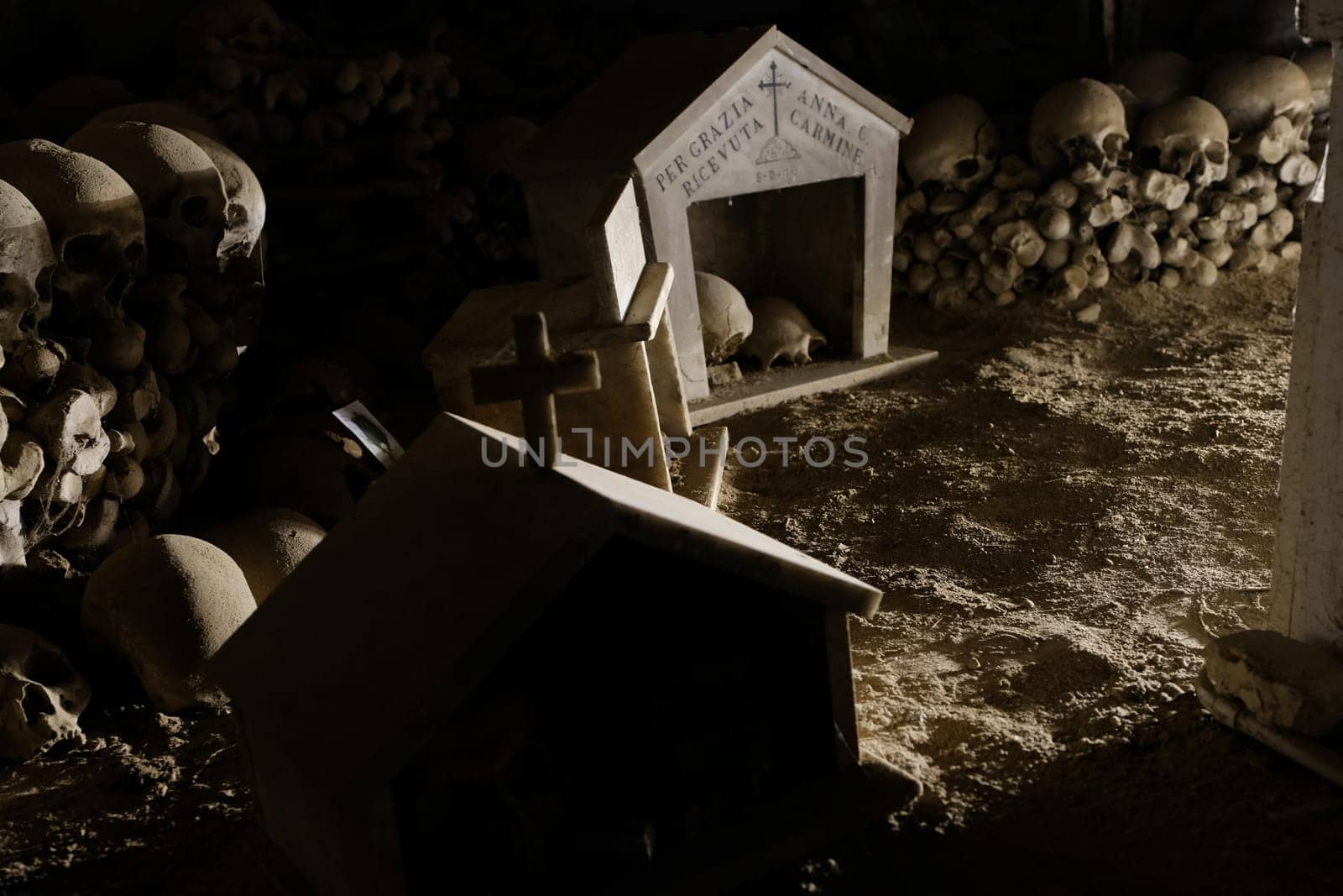 Skull and bones in ancient ossuary, Naples