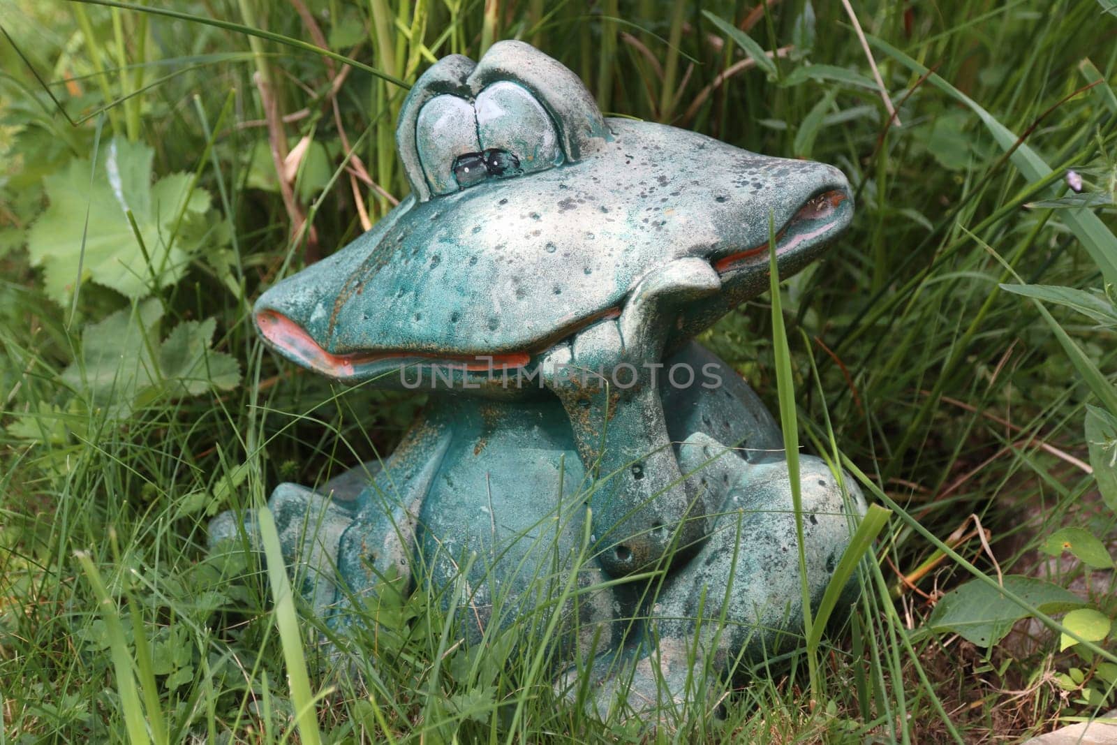 A large green ceramic frog with a wide mouth