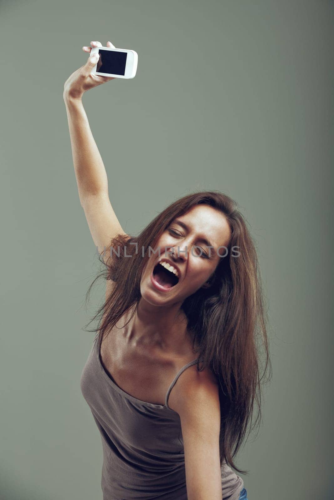 With an athletic leap, a woman throws her cell phone away. Revitalized by anger, she has violent strength and accompanies the gesture with a furious scream. She's had enough!
