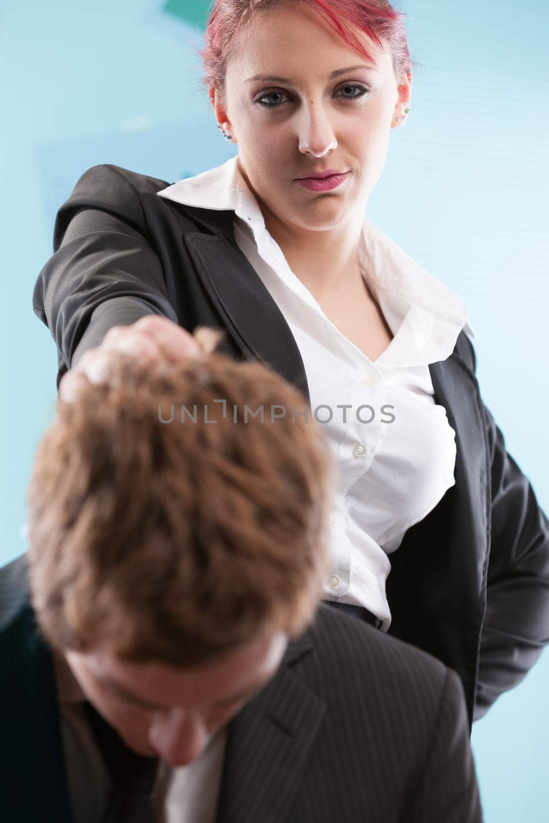 Abusive woman threatens false sexual accusations on male colleague. A sexist danger in a workplace