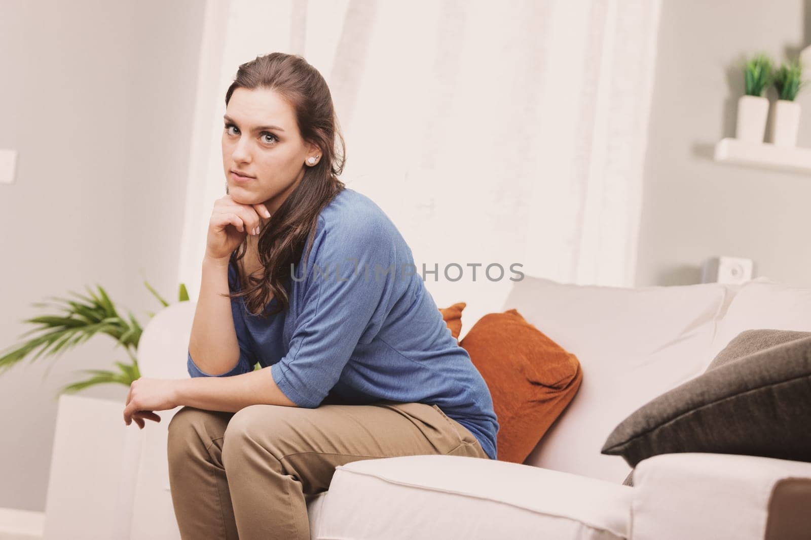 She thinks she doesn't need anyone and that she's self-sufficient. This autonomous, independent, self-reliant, emancipated woman is strong, beautiful, and rich thanks to her own efforts and abilities.