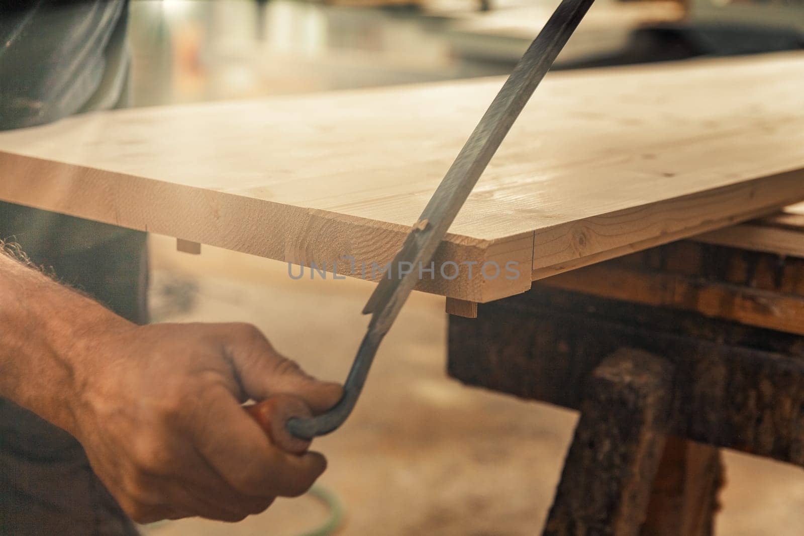 The carpenter uses a manual cutting tool to chamfer and carve the edges, smoothly removing curls and chips in a regular or irregular manner as he desires. Only a skilled artisan can achieve unique or