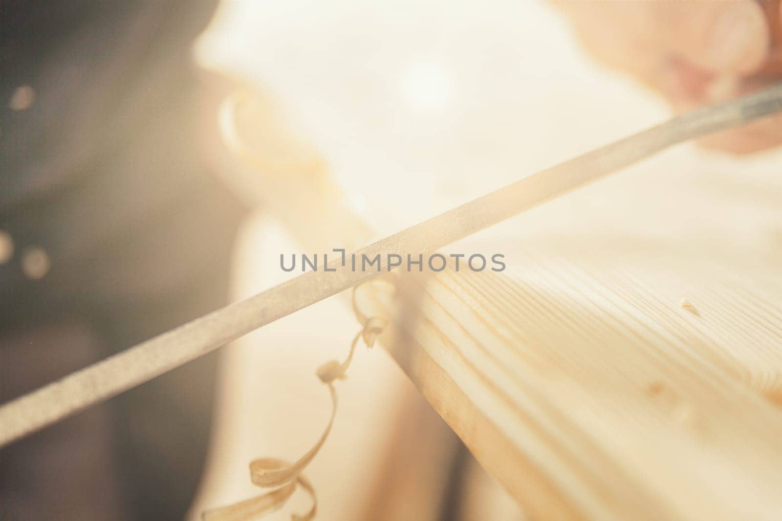 The carpenter uses a manual cutting tool to chamfer and carve the edges, smoothly removing curls and chips in a regular or irregular manner as he desires. Only a skilled artisan can achieve unique or