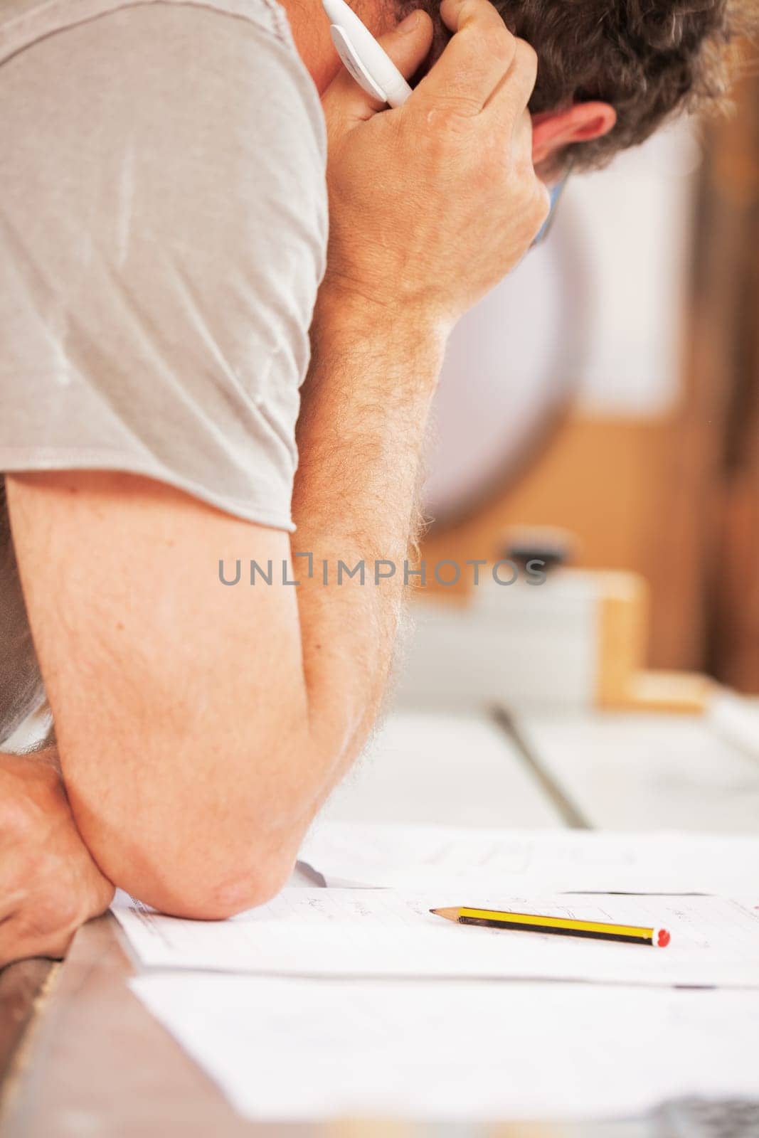 Craftsman carpenter designs and calculates, evaluates and thinks carefully before operating. You struggle with your hands and also with your brain, but it is always better to do this first.