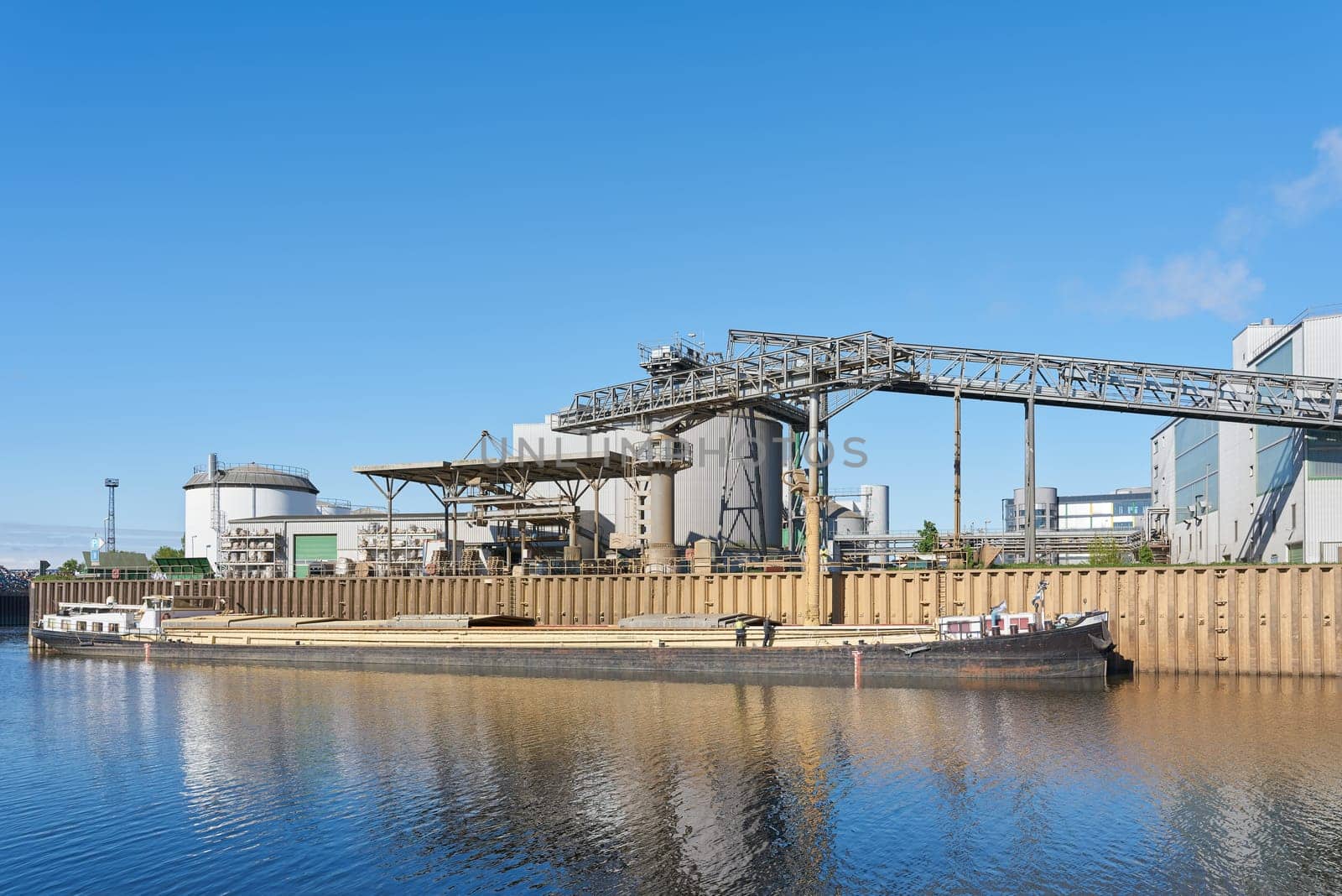 Loading a ship with rapeseed meal, a by-product of the extraction of rapeseed oil from rapeseed, at an oil mill in the port of Magdeburg