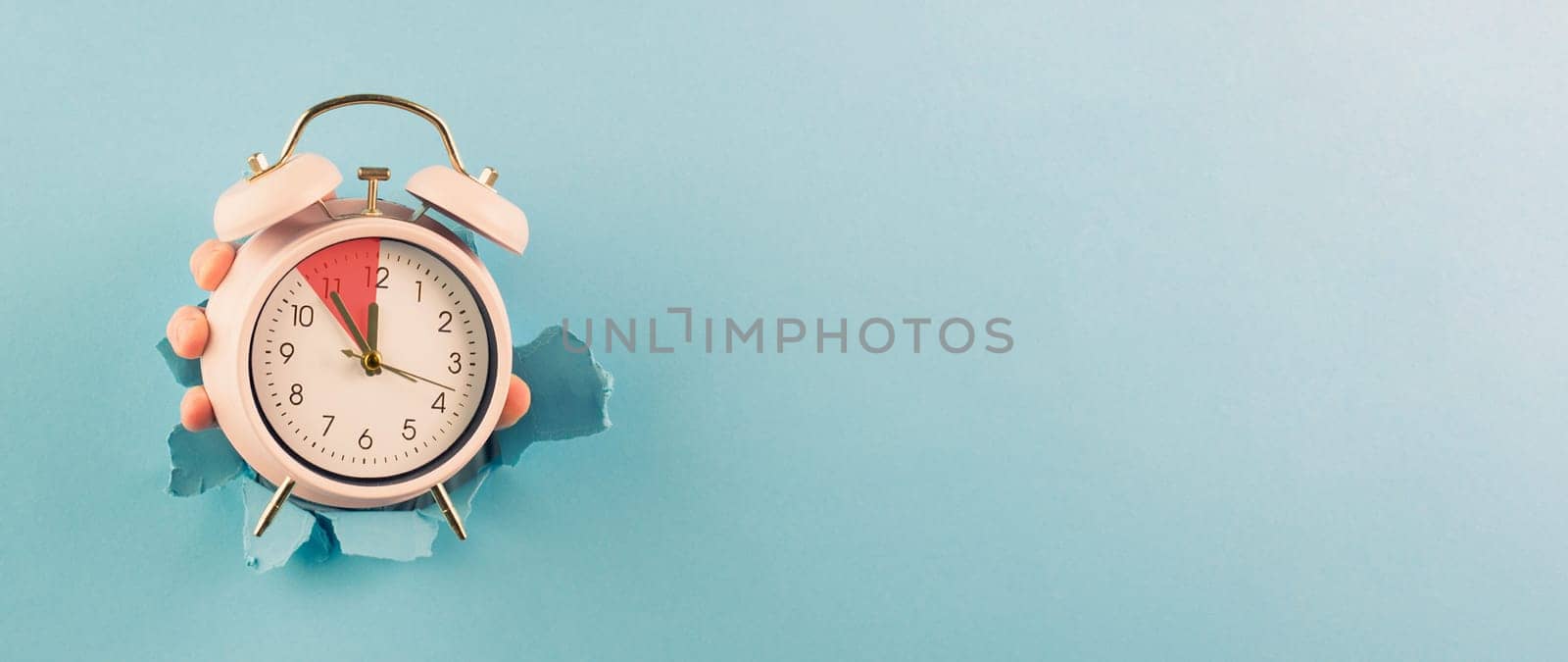Alarm clock, time is running out, reminder and planning, finish a deadline, timetable and stress, countdown