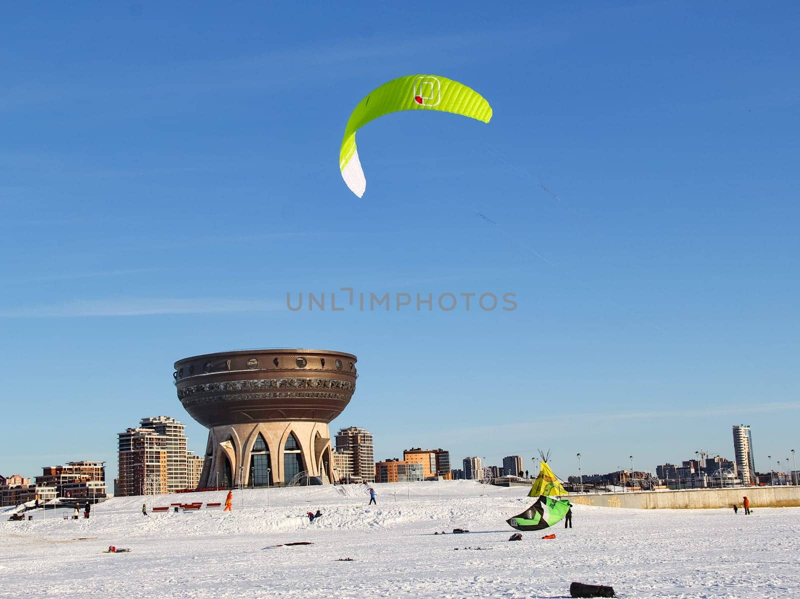 Flying on a wing. The parachute to hover. Skydiving, sport for the brave.