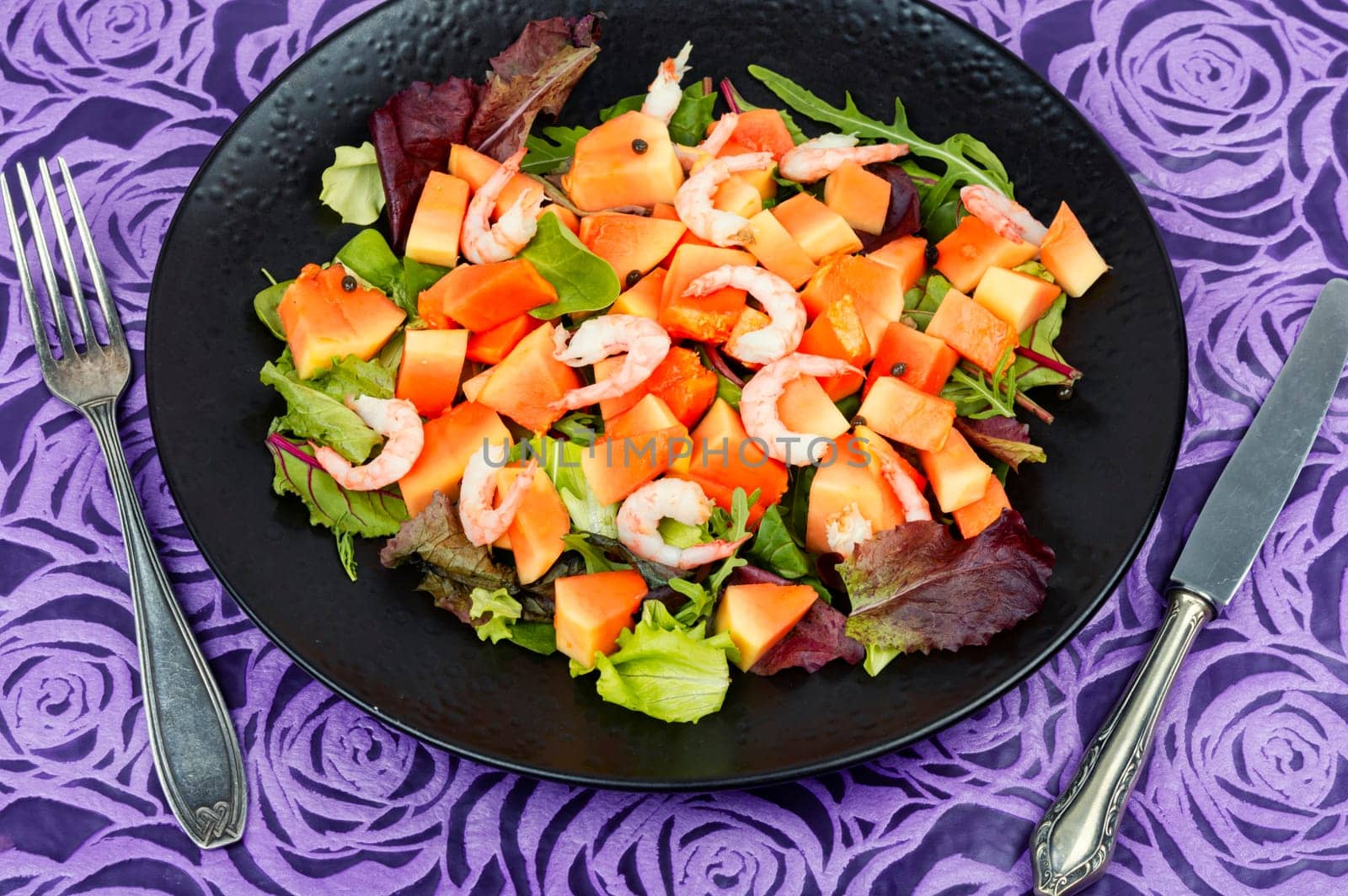 Salad with fresh papaya, shrimp, prawns and greens. Thai food.