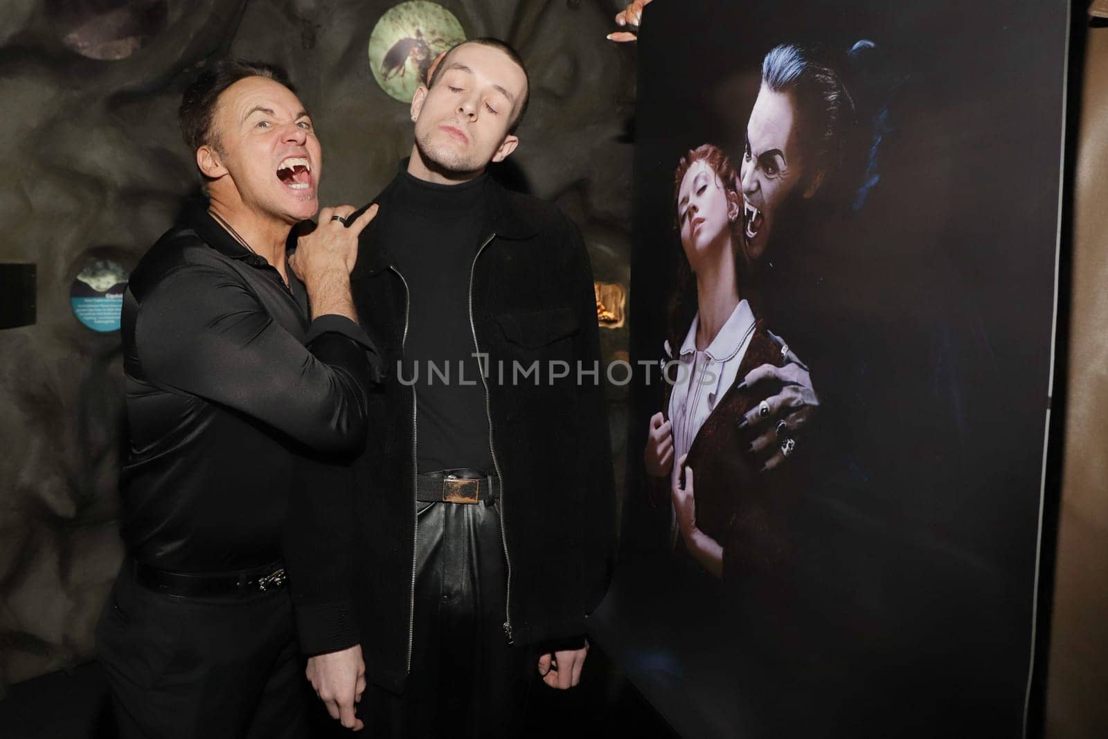 Rob Fowler,Jonas Steppe flying fox Foxy,DANCE OF THE VAMPIRES actors in Fledermaushöhle in Bad Segeberg, Press event at the Noctalis Bat Centre,sponsorship of the fruit bat Foxy