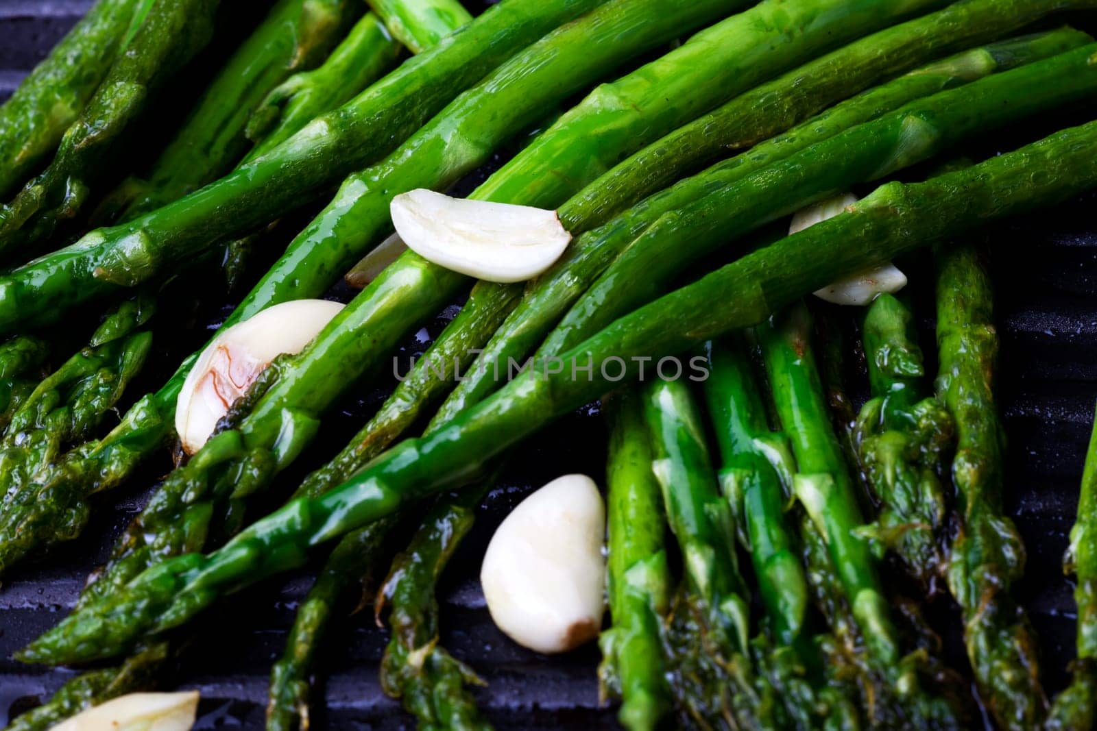 grilled green asparagus and garlic