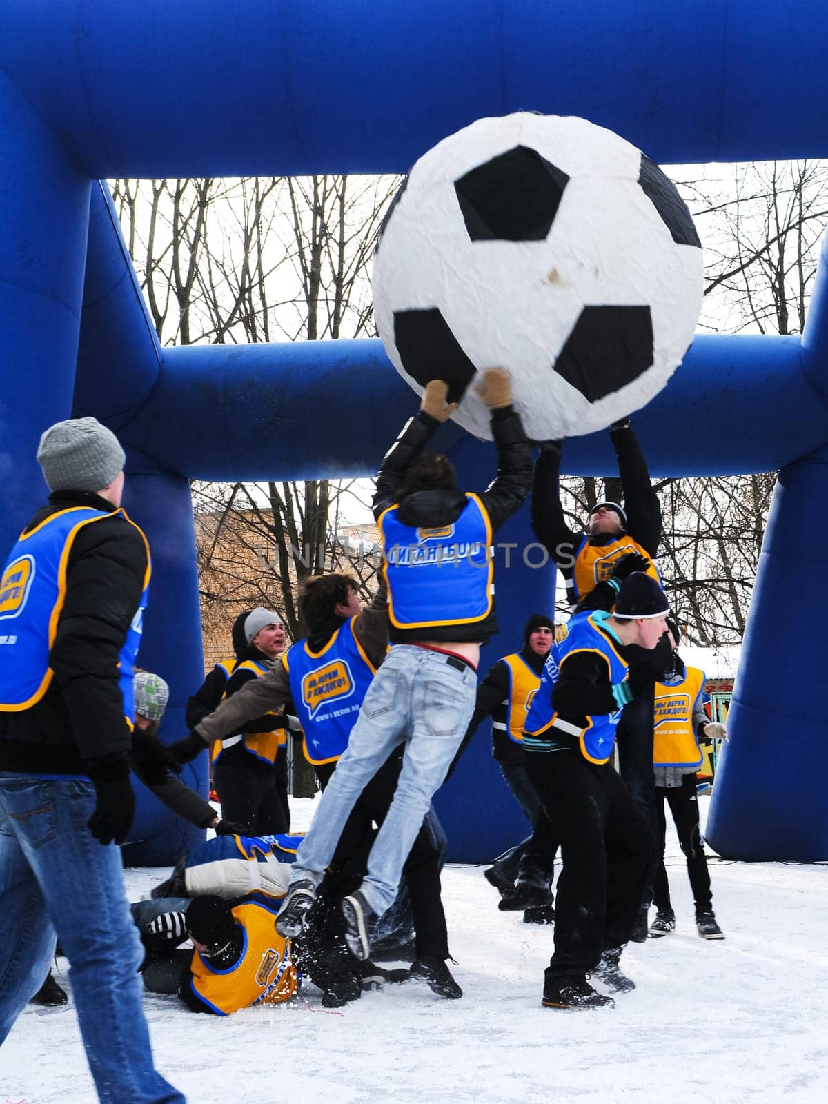 Game gigantbol. Throwing a big ball.