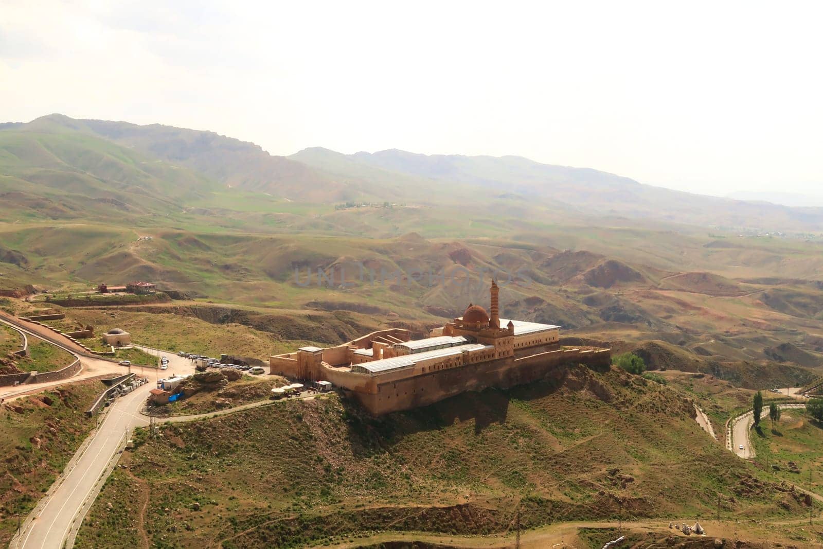Spectacular view from the Dogubeyazit Castle onto the Ishak Pasha Palace, Sarayi and the surrounding landscape Dogubeyazit, Turkey 2022