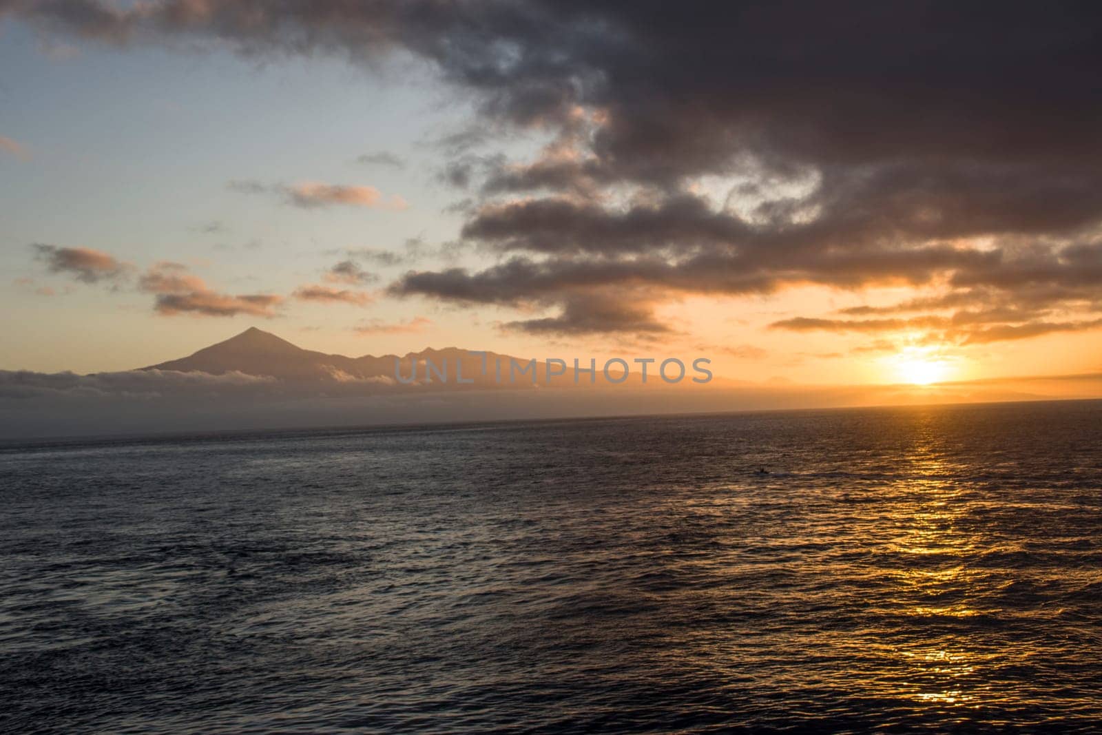Blick von La Gomera auf den Sonnenaufgang über Teneriffa, im Hintergrund der Pico del Teide, Kanarische Inseln, Spanien
