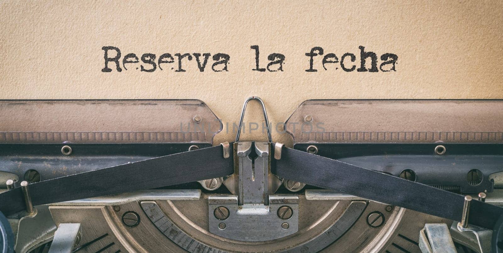 Text written with a vintage typewriter - Save the date in spanish