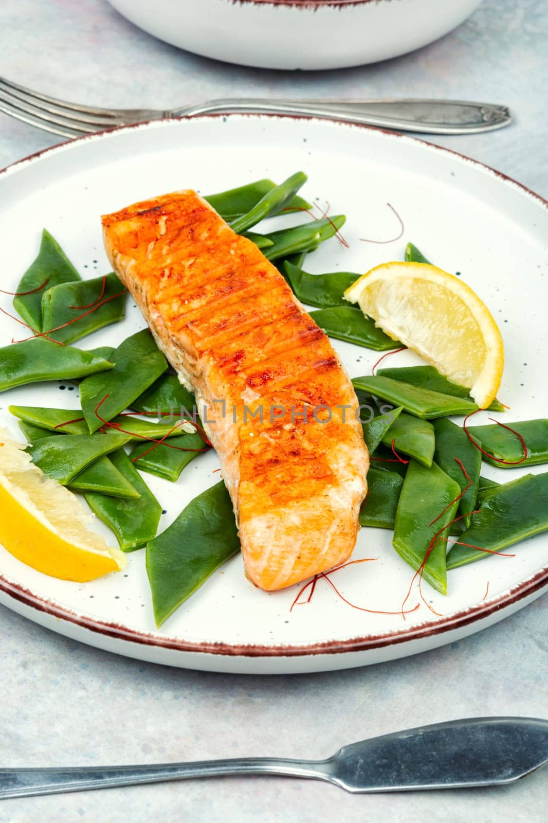Salmon steak or trout with green bean. Ketogenic.