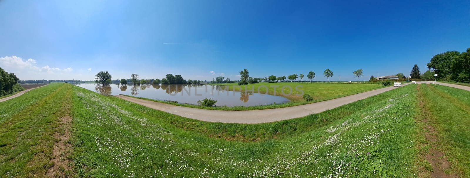 Regenrückhaltebecken an der Erft bei Horchheim hat sich nach heftigen Regenfällen in der Eifel mit Wasser gefüllt, Nordrhein-Westfalen, Deutschland, Weilerswist