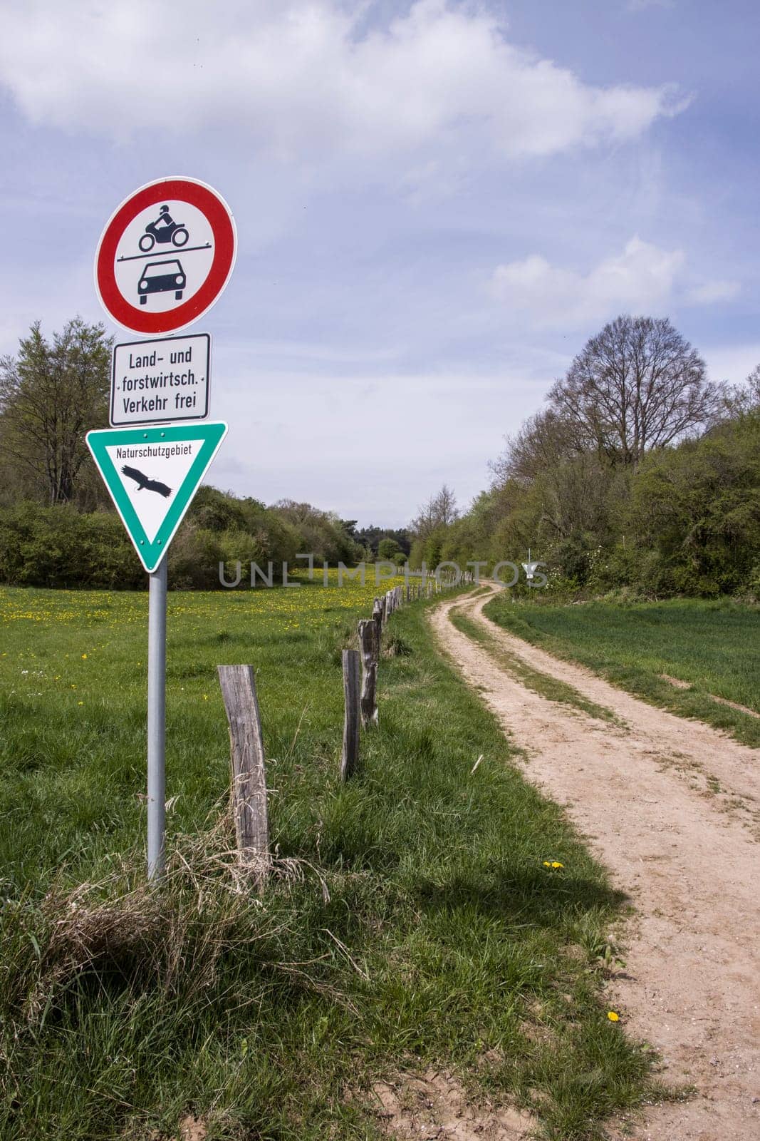 Verkehrsschild Durchfahrverbot an einem Naturschutzgebiet
