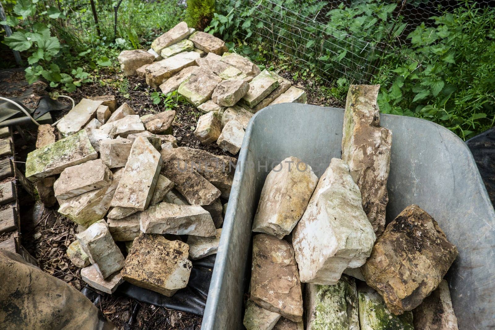 Anlage eines Steinhaufens im Garten