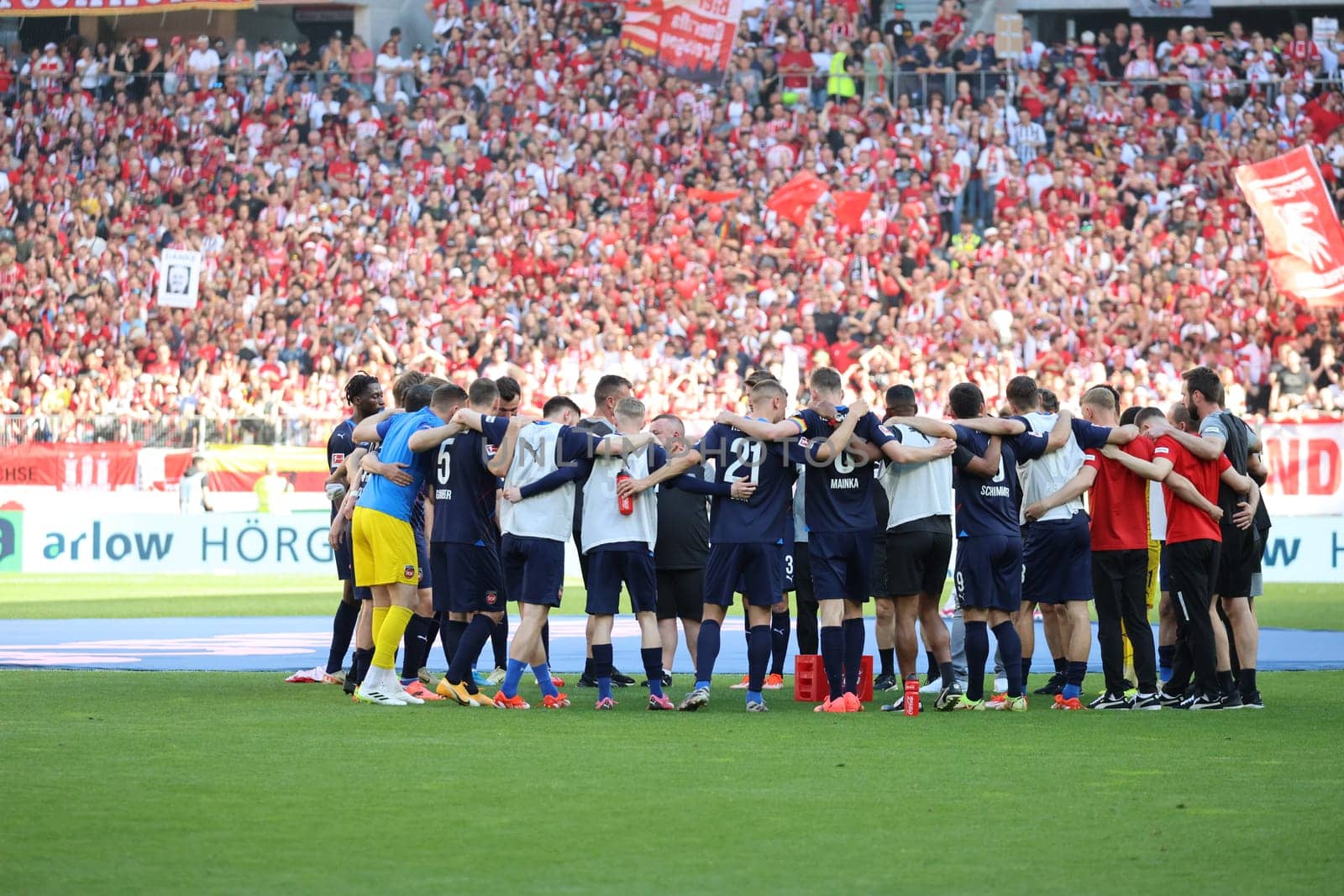 The Heidenheim players are happy about the 1:1 in Freiburg after the final whistle in the game of the 1st FBL: 23-24: 33. Sptg. SC Freiburg - 1. FC Heidenheim  DFL REGULATIONS PROHIBIT ANY USE OF PHOTOGRAPHS AS IMAGE SEQUENCES AND/OR QUASI-VIDEONann  Photo: Joachim Hahne/johapress