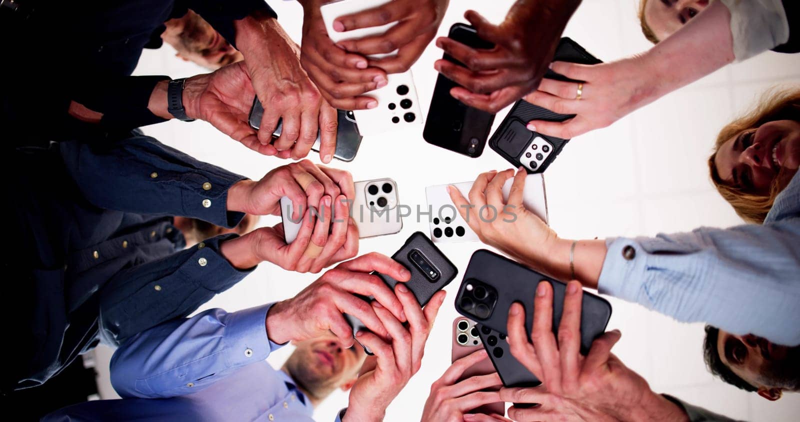 Online Social Media Communication On Mobile Phone