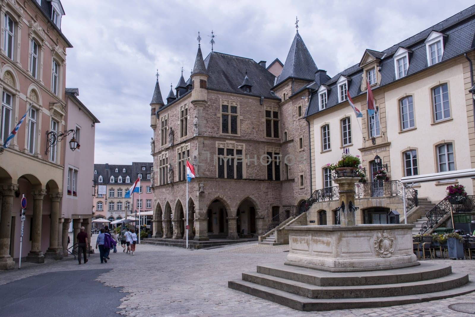 Stadtansicht mit Rathaus und Gerichtsgebäude Dënzelt  mit Fassaden-Statuen,Echternach,Luxemburg