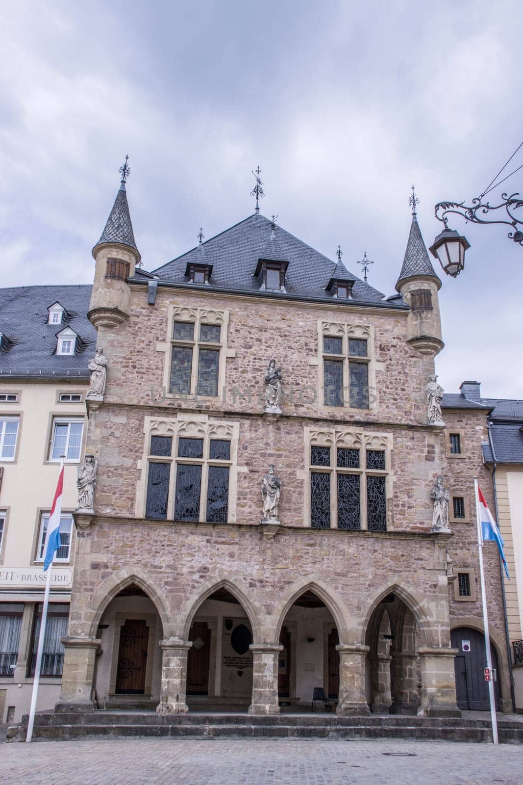 Gerichtsgebäude Dënzelt  mit Fassaden-Statuen,Echternach,Luxemburg