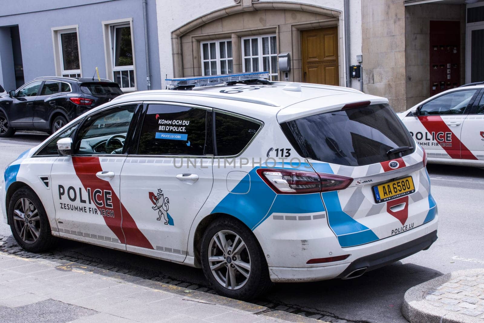 Polizeifahrzeuge vor einer Polizeistation, Echternach, Luxemburg
