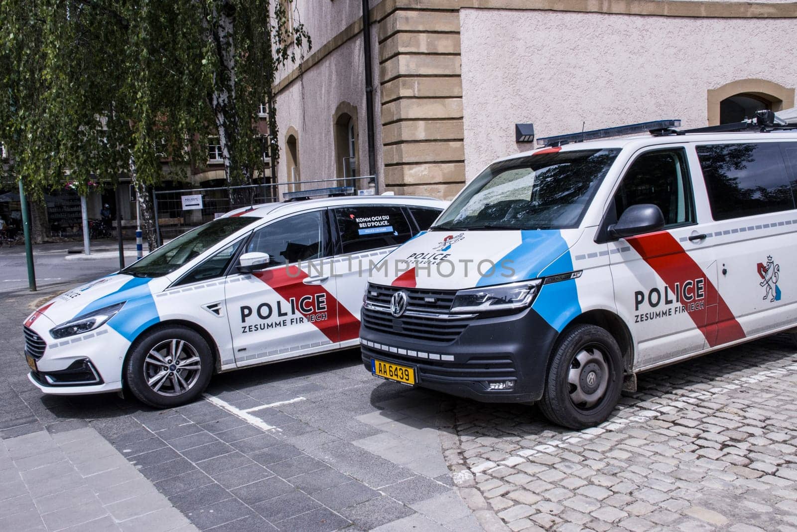 Polizeifahrzeuge vor einer Polizeistation, Echternach, Luxemburg