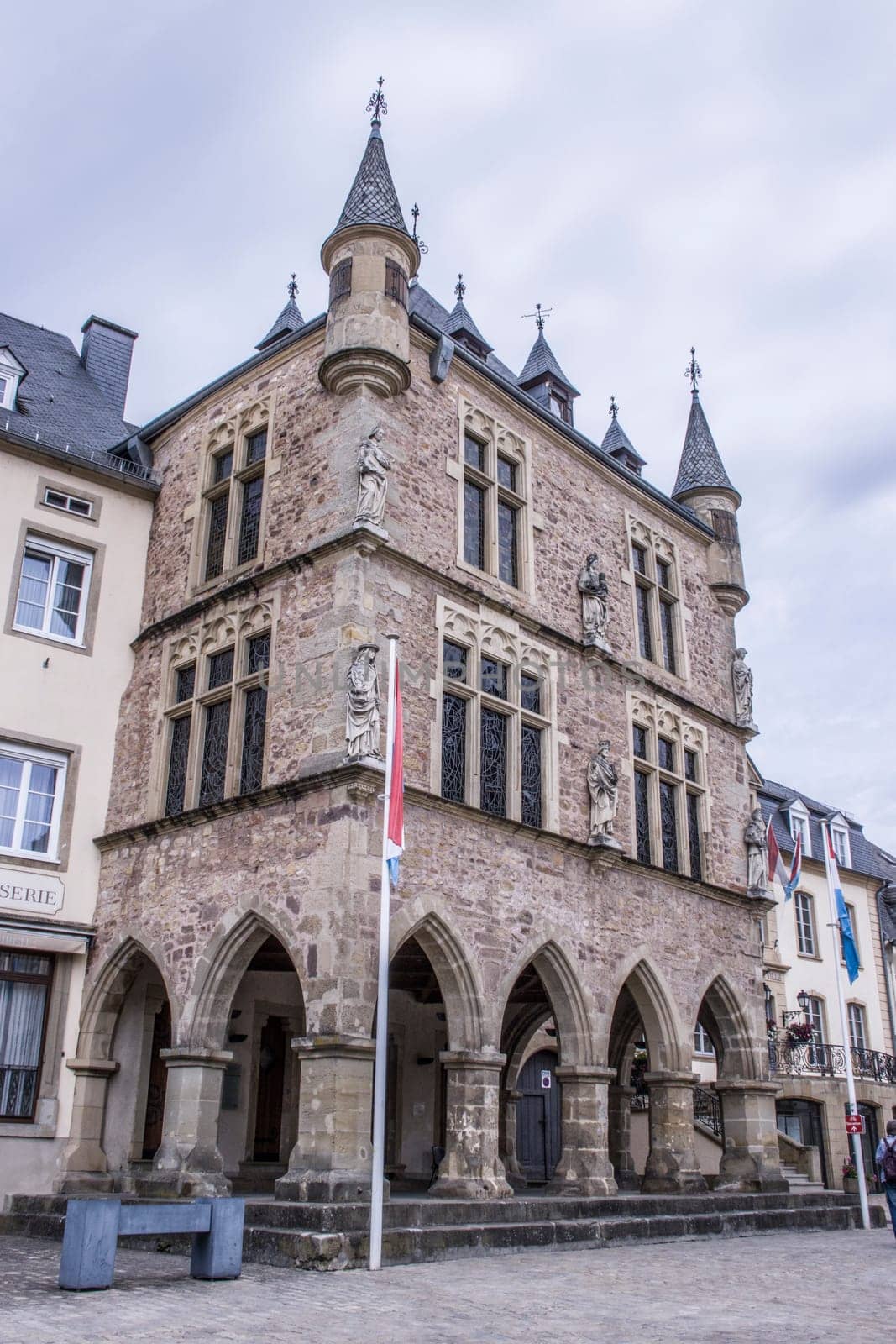 Gerichtsgebäude Dënzelt  mit Fassaden-Statuen,Echternach,Luxemburg