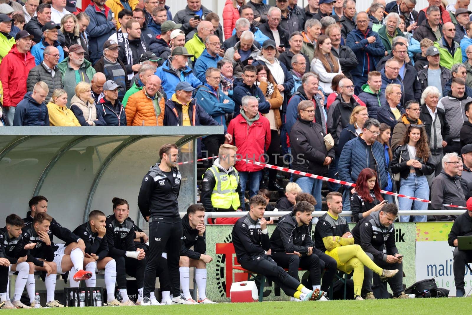 Coach Mario Klotz (Villingen 08) and the players follow the events on the pitch at the match of the OL BaWü: 23-24 - 34th matchday - FC 08 Villingen - CFR Pforzheim