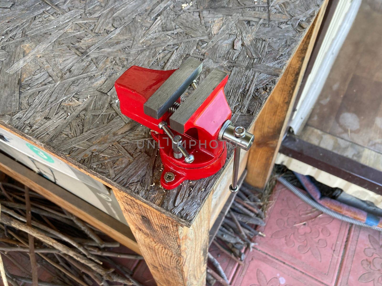 Mechanical bench vice for the work