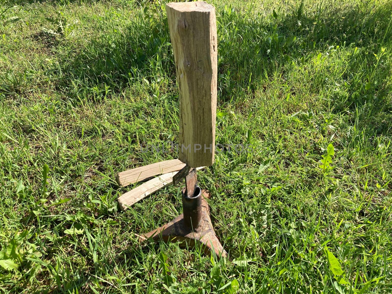 Metal splitter for the small firewood