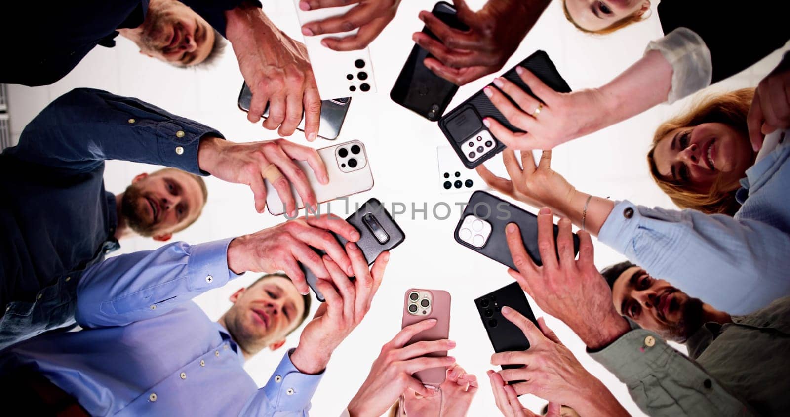 Online Social Media Communication On Mobile Phone
