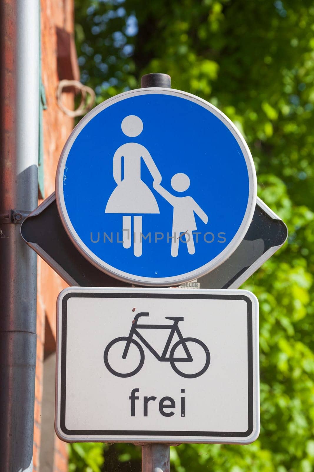 Traffic sign Pedestrian path, Cycling permitted, Cyclist free, Germany