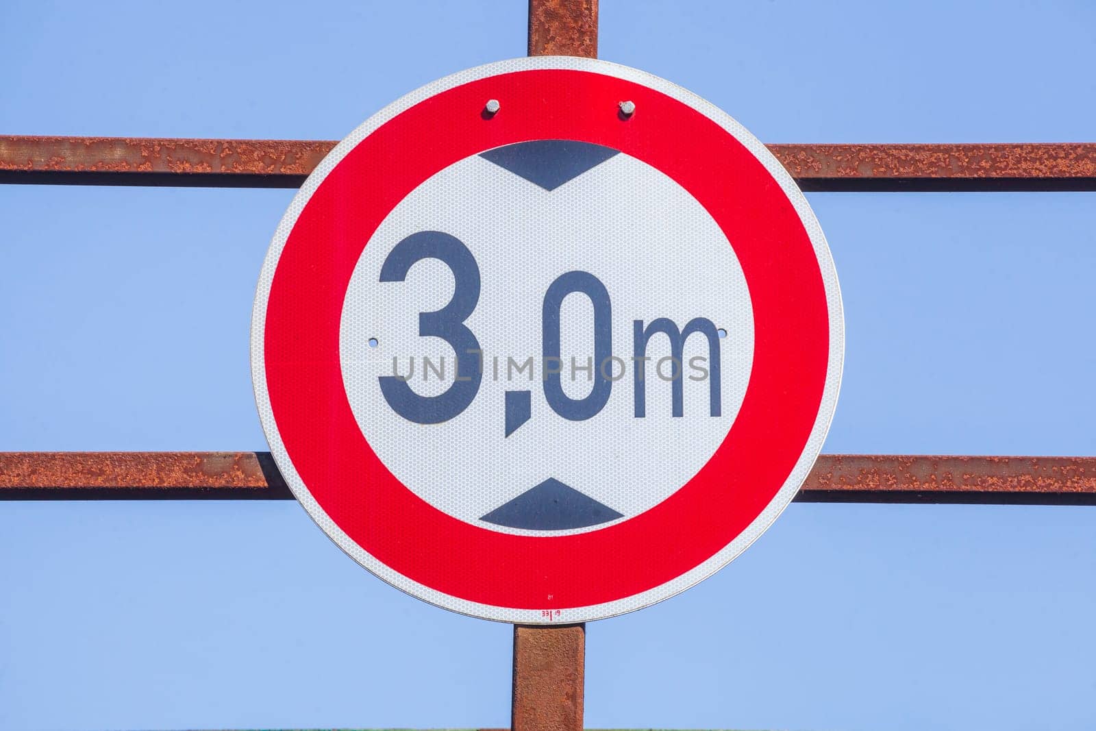 Traffic sign Prohibition for vehicles above specified height, Germany