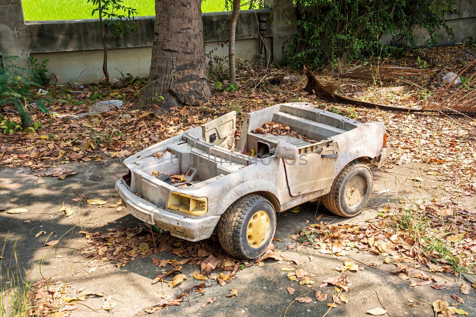 Conditions outside the house were abandoned, broken light bulbs, broken items.
