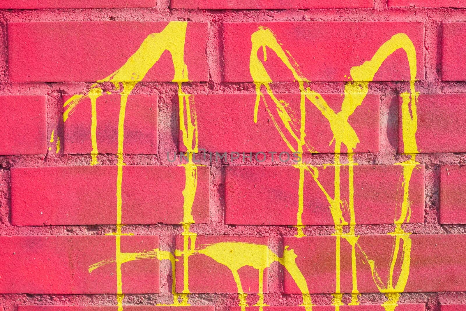 Gelb bemalte rote Backsteinmauer als Farbfläche und Hintergrund, Deutschland