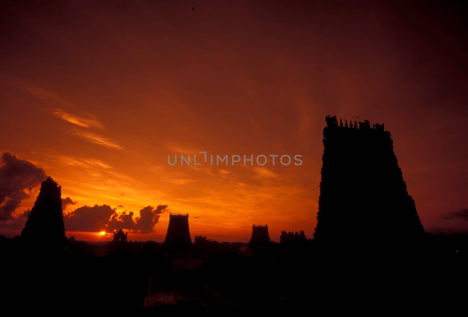 a view of the Tower of the Meenakshi Amman Temple in the city of Madurai in the Province Tamil Nadu in India.  India, Madurai, April, 1998