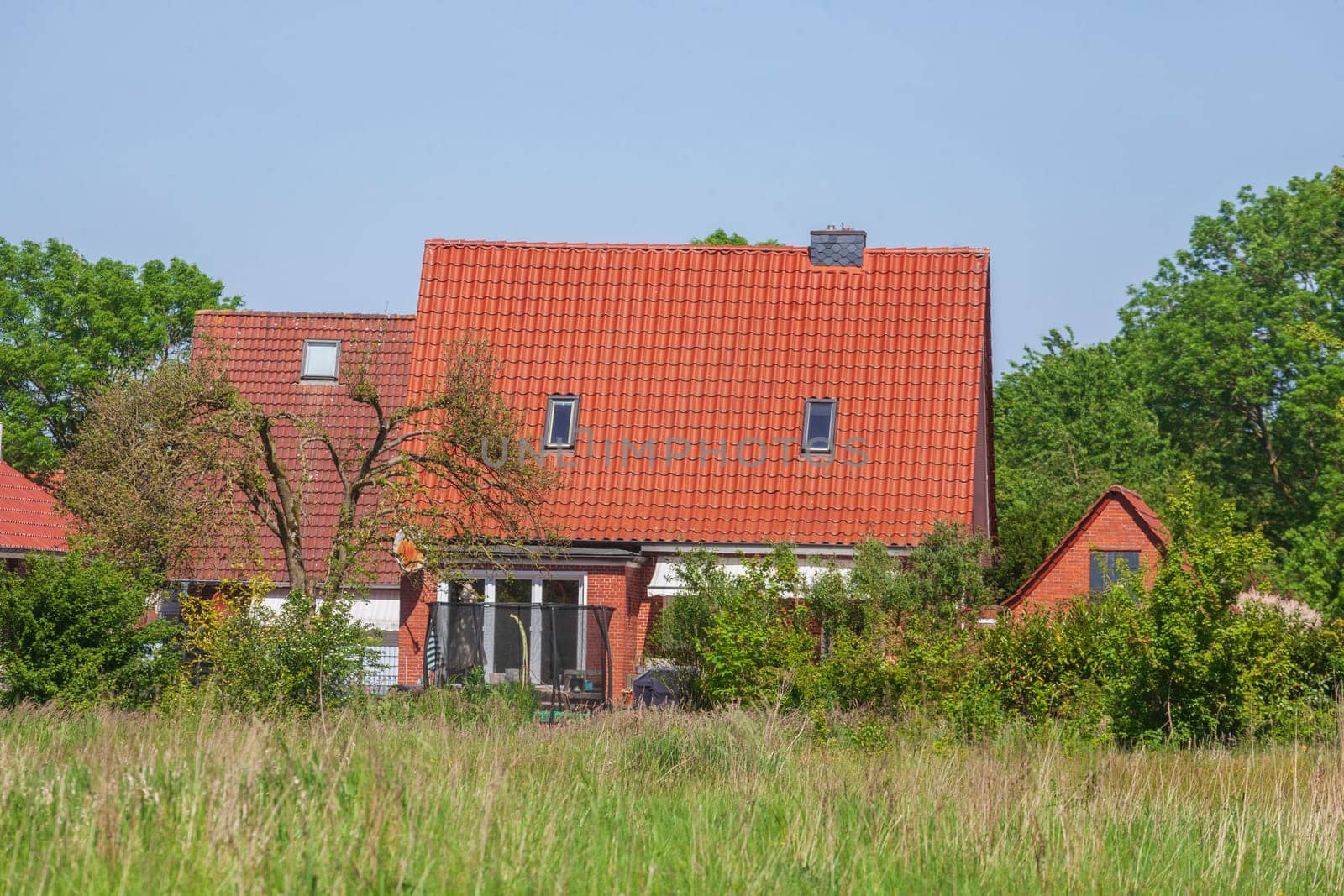 Wohngebäude, Einfamilienhäuser aus Backstein auf dem Land, Leer, Ostfriesland, Niedersachsen, Deutschland