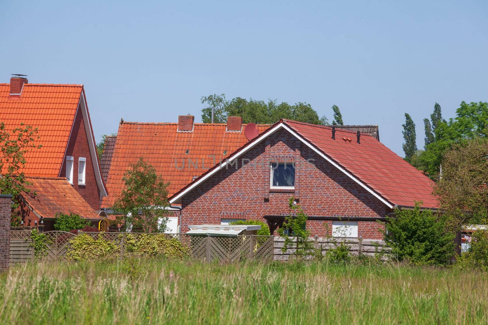 Wohngebäude, Einfamilienhäuser aus Backstein auf dem Land, Leer, Ostfriesland, Niedersachsen, Deutschland