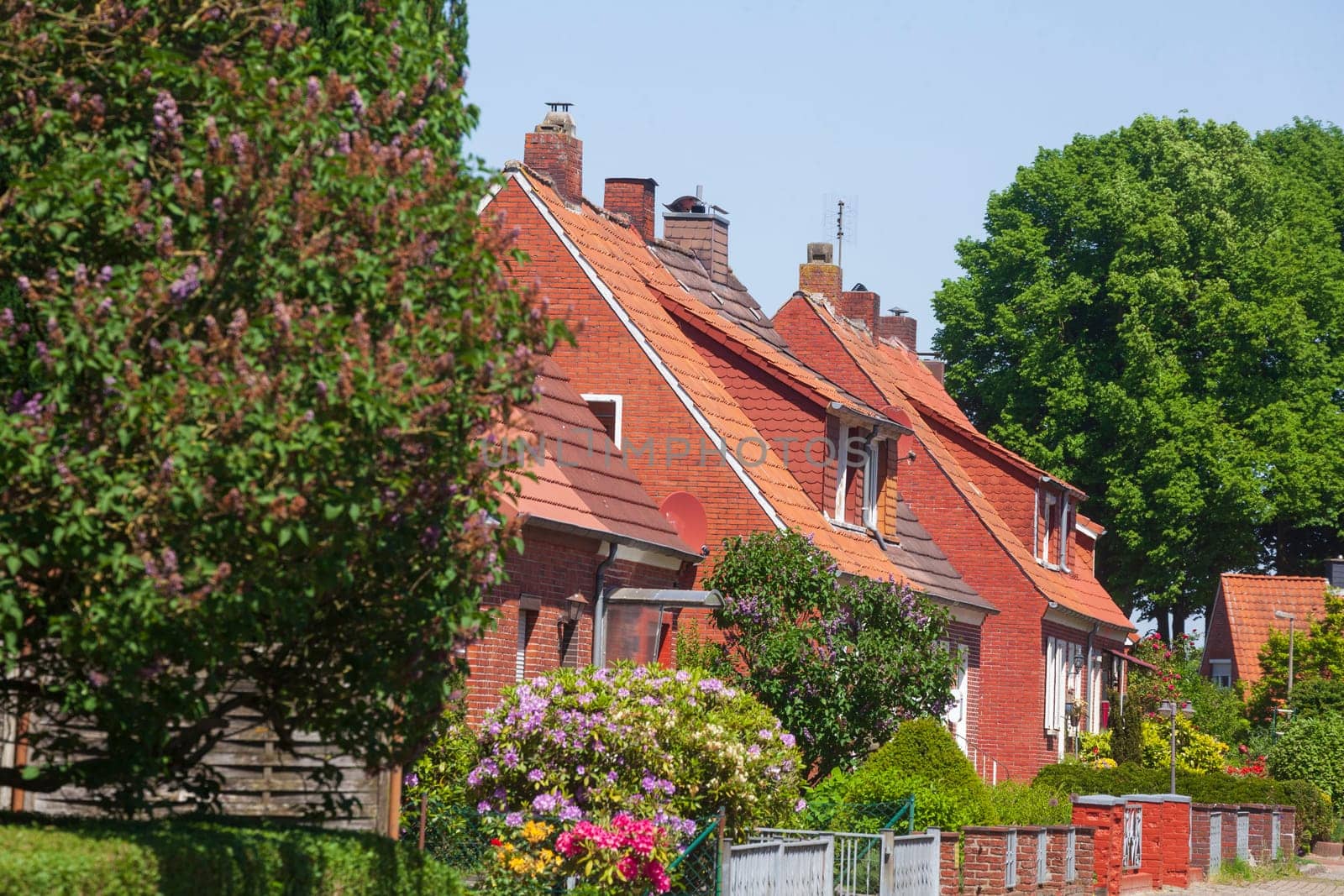 Wohngebäude, Einfamilienhäuser aus Backstein auf dem Land, Leer, Ostfriesland, Niedersachsen, Deutschland