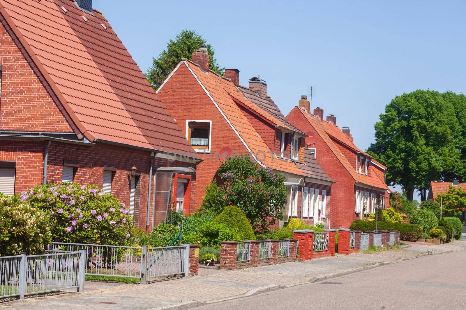 Wohngebäude, Einfamilienhäuser aus Backstein auf dem Land, Leer, Ostfriesland, Niedersachsen, Deutschland