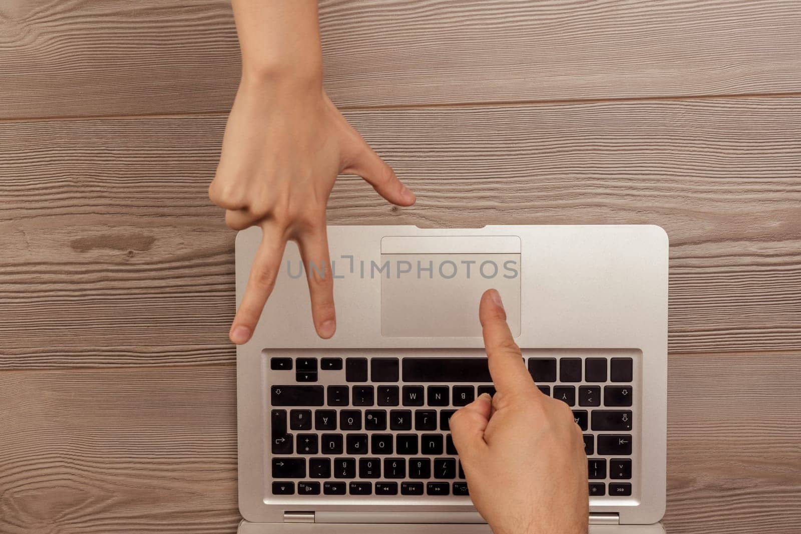 hands are positioned over a laptop, playing the game of morra online. This image symbolizes the concept of online gambling, highlighting the digital adaptation of traditional games