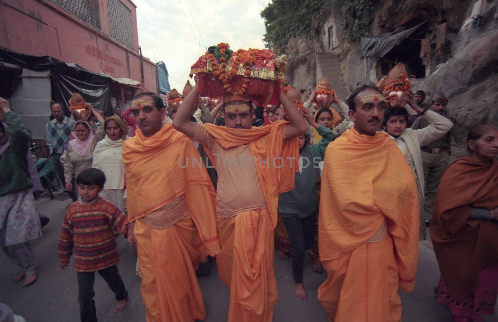 Hindi Pilgrim at a ceremony at the Holy Ganges River in the city of Haridwar in the Province Uttarakhand in India.  India, Haridwar, February, 1998